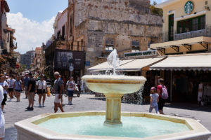 Chania fontana e Starbucks