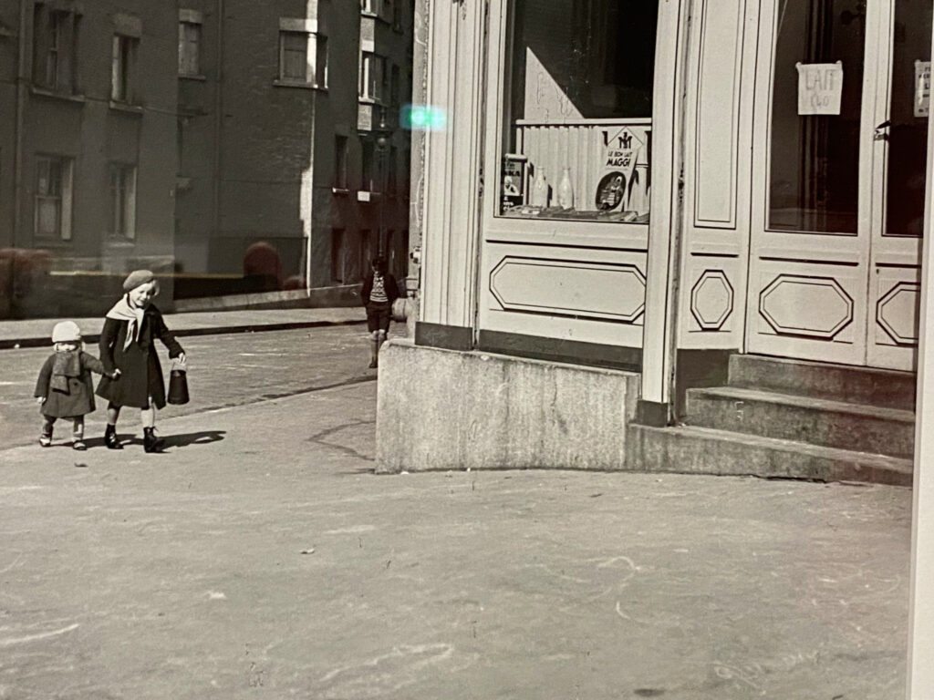 Robert Doisneau: Dettaglio Dei Bambini Che Vanno A Prendere Il Latte