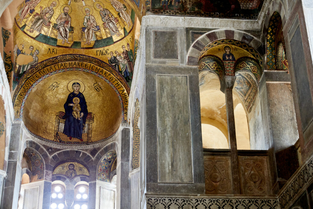 Mosaici Dorati Ed Interno Della Chiesa