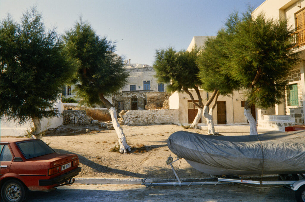 Naxos - Auto Con Gommone, Alberi Con Calce Anti Formiche
