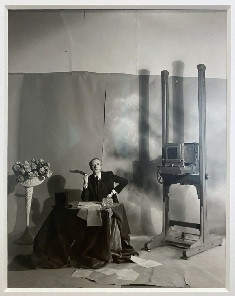 CECIL BEATON: Autoritratto al tavolo, 1951