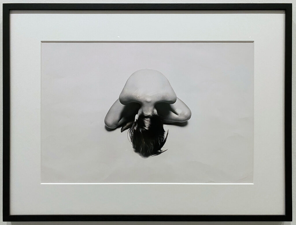 GUY BOURDIN: Modella nuda seduta nella posizione del loto, 1972