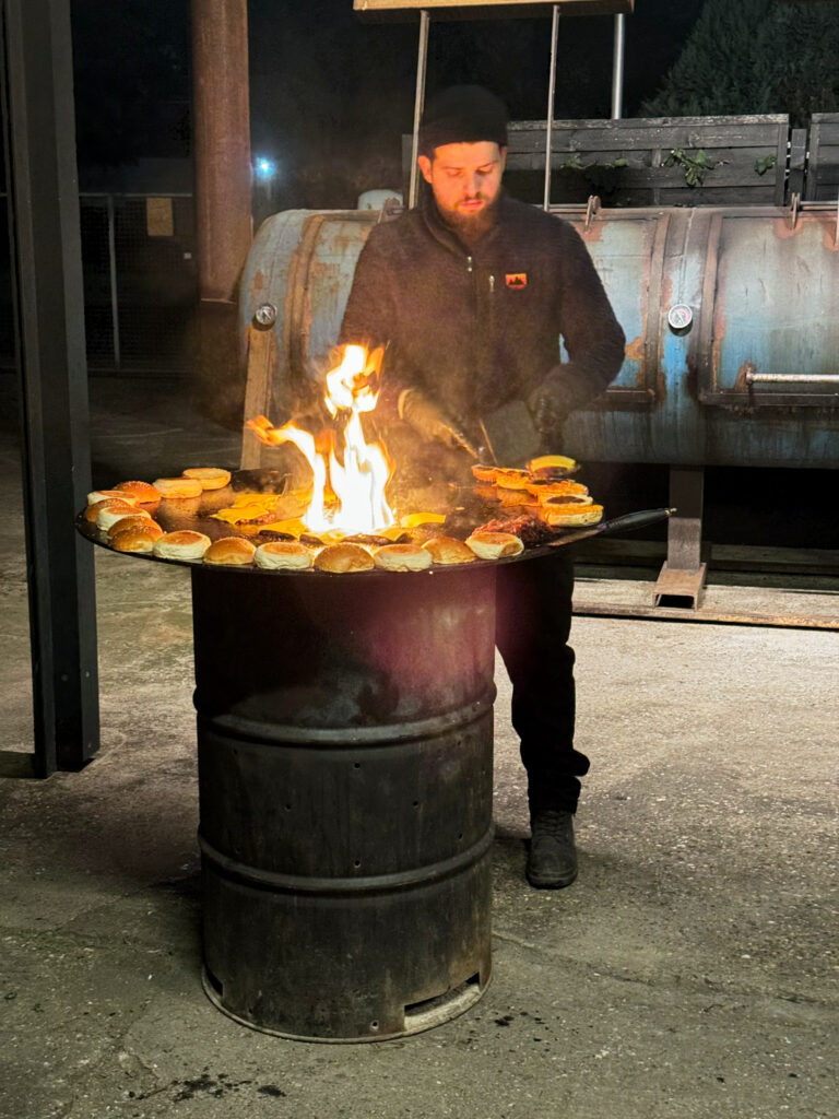 Hamburger sul bidone allo Smoke BBQ